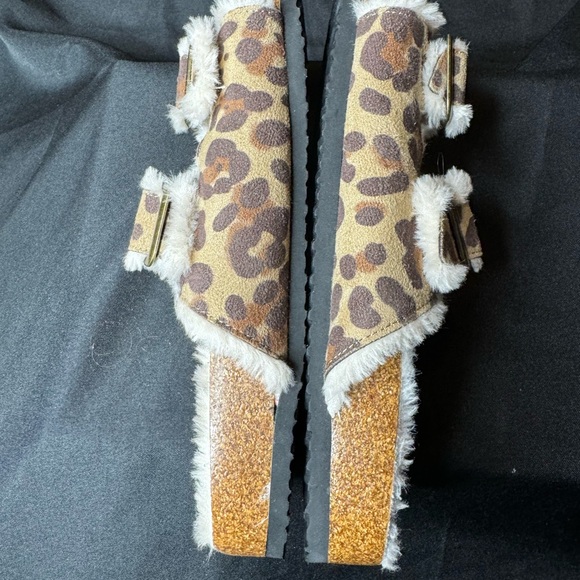 Animal Print Slides US Size 9-10 Dillard’s Fuzzy - Picture 4 of 10